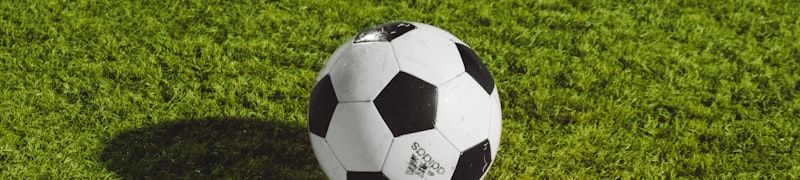 欧冠半决赛皇家马德里对阵拜仁慕尼黑的激烈比赛场面